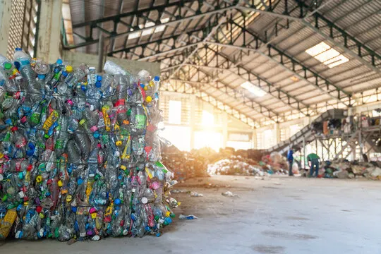 Offres d'Emploi dans la Collecte de Déchets Porte-à-Porte en France Équipe de collecte de déchets porte-à-porte en action dans une rue résidentielle Camion de collecte de déchets roulant dans un quartier résidentiel en France Technicien en tri des déchets dans une installation de recyclage en France Responsable de la planification des collectes dans un bureau de gestion des déchets Opérateur de collecte de déchets portant un uniforme, triant des déchets recyclables