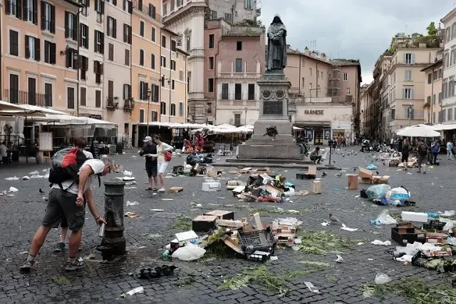 Gestione dei Rifiuti in Italia: Servizi e Soluzioni Sostenibili Raccolta rifiuti porta a porta in Italia per una gestione ecologica dei rifiuti" Alt Text: "Servizio di noleggio cassonetti per aziende e progetti di smaltimento rifiuti in Italia" Alt Text: "Gestione dei rifiuti industriali con soluzioni ecologiche e sostenibili in Italia" Alt Text: "Raccolta differenziata dei rifiuti e riciclaggio in Italia con metodi eco-friendly" Alt Text: "Prenotazione raccolta rifiuti online con Wastigo per un servizio rapido e conveniente"