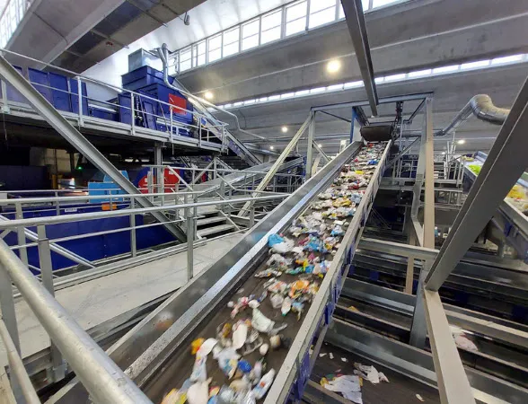 Parlare di Rifiuti: Guida alla Gestione dei Rifiuti e Sostenibilità Sistema ecologico di gestione dei rifiuti e riciclaggio in aree urbane." "Separazione dei rifiuti per il riciclaggio: carta, plastica e vetro in contenitori separati." "Un bidone verde per i rifiuti organici in un ambiente urbano." "Un bidone intelligente che monitora i livelli di rifiuti per una raccolta ottimale." "Un camion Wastigo raccoglie materiali riciclabili da una zona residenziale.