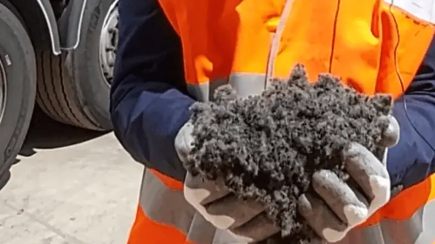 Colori del Riciclaggio in Italia: Guida Completa alla Raccolta Differenziata e Riciclo Contenitore verde per il riciclaggio del vetro in Italia." "Raccolta differenziata con contenitore blu per carta e cartone." "Plastica e metalli nel contenitore giallo per il riciclaggio." "Rifiuti organici nel contenitore marrone per la raccolta differenziata." "Contenitore grigio per i rifiuti indifferenziati in Italia."